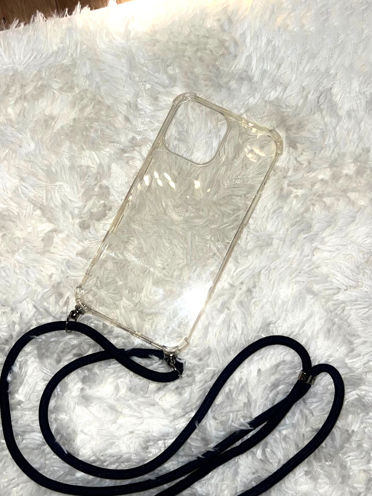 Průhledný kryt s černou šňůrkou na krk