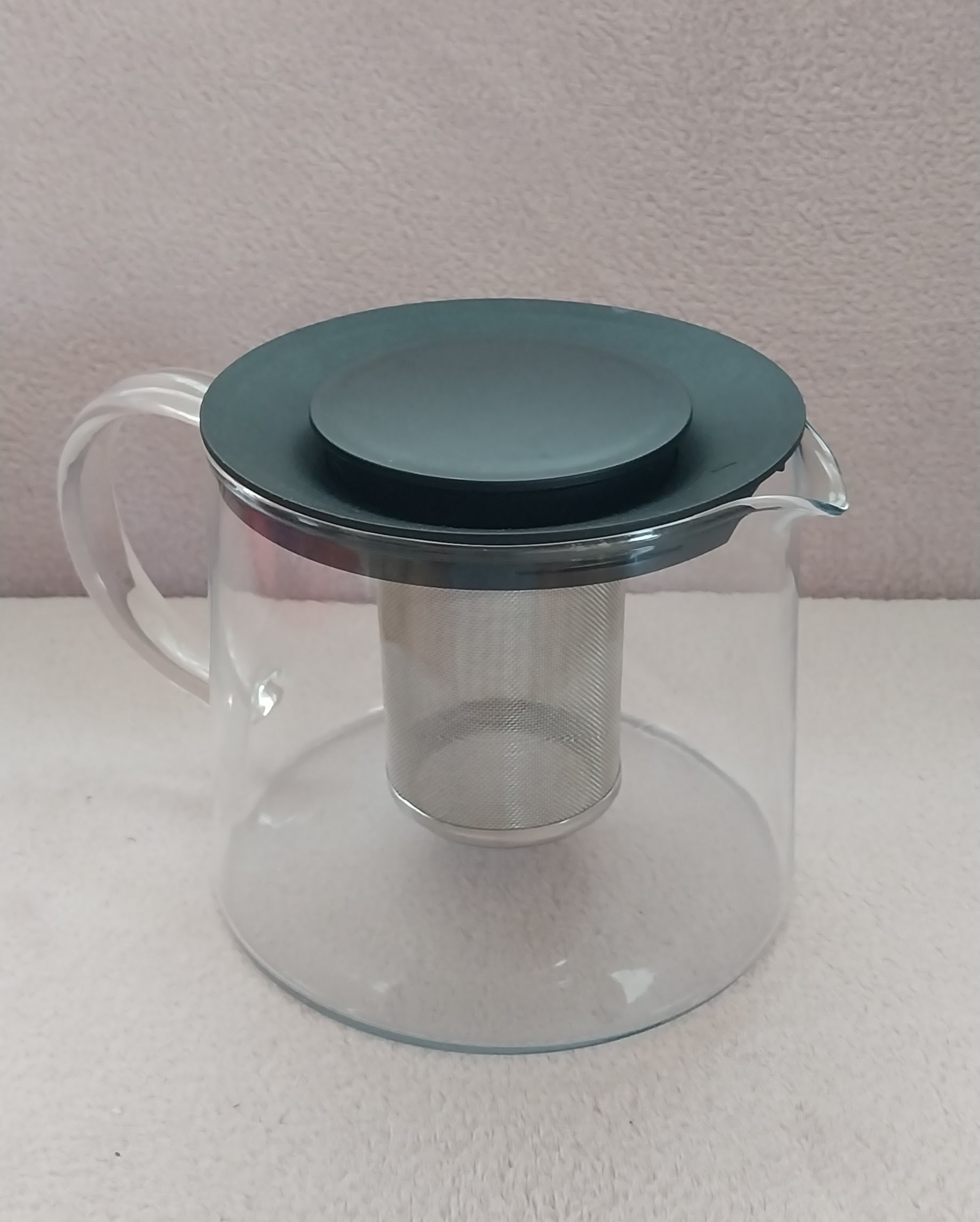 Skleněná konvice na čaj