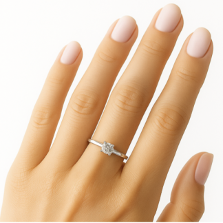 Stříbrný prstýnek s jemným kamínkem