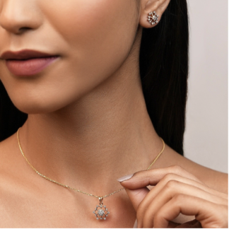 Diamantový přívěsek ve tvaru sněhové vločky se zlatým řetízkem